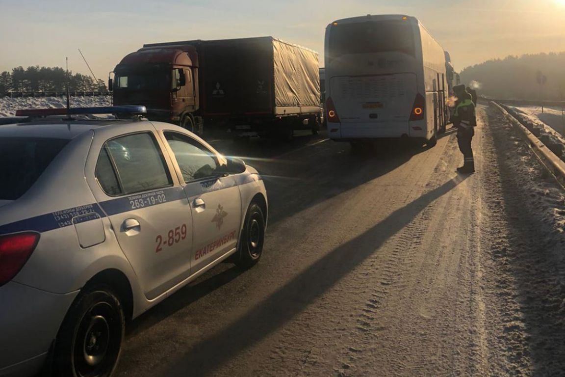 Полицейские Екатеринбурга помогли добраться детям до кондитерской фабрики -  «Уральский рабочий»